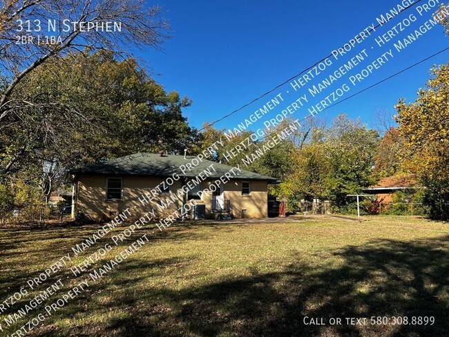 Building Photo - Charming 2-Bedroom Home with Spacious Back...