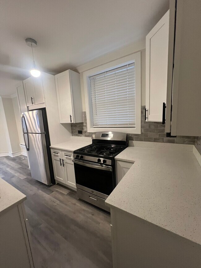 Building Photo - 3839 N Greenview Ave