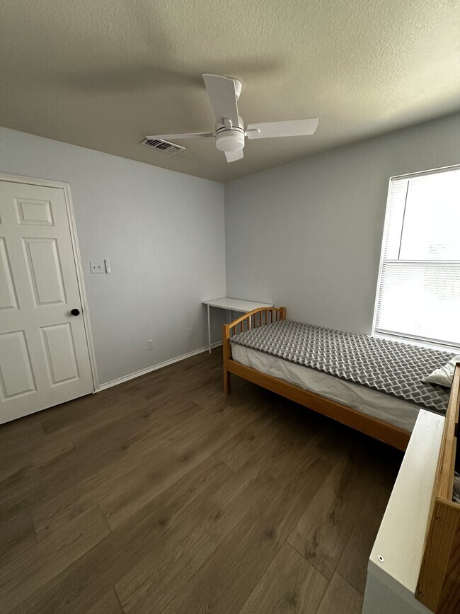 Building Photo - 10702 Mathom Landing