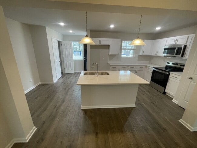 Building Photo - 1021 Peony Ln