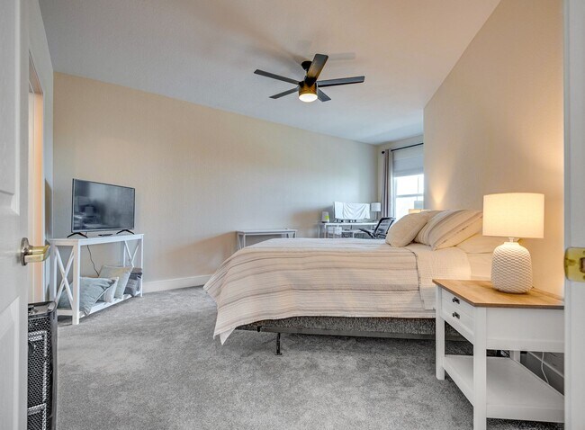 Building Photo - Fully Furnished 2 Bedroom 2 Bath Breathe T...