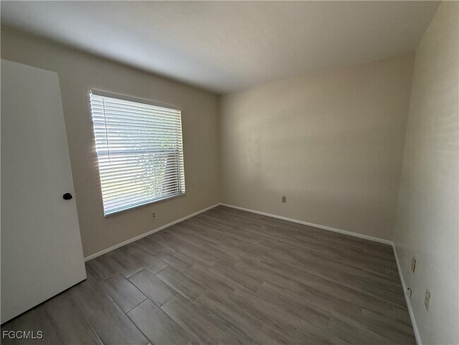 Building Photo - 1423 SE 18th Terrace