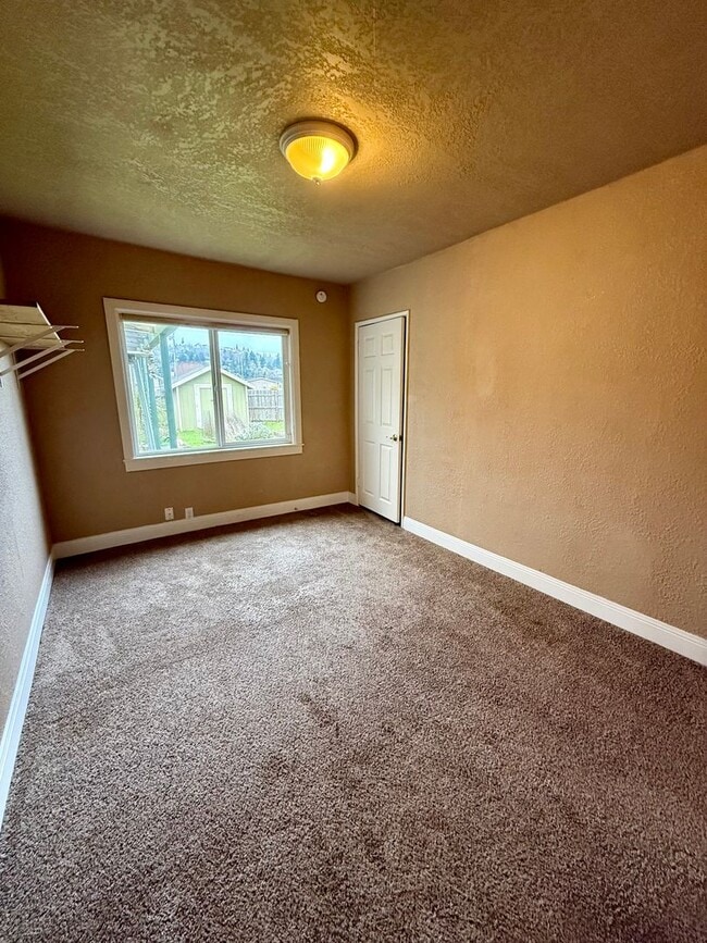 Building Photo - 3bd & 1 1/2ba with 2 Car Garage