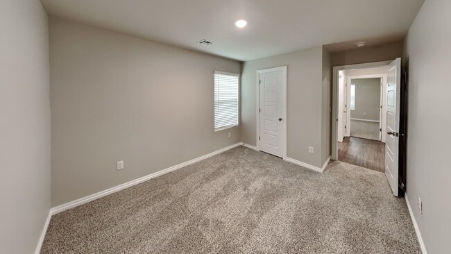 Building Photo - Beautiful LARGE 3 Bedroom 2 Bathroom Home ...