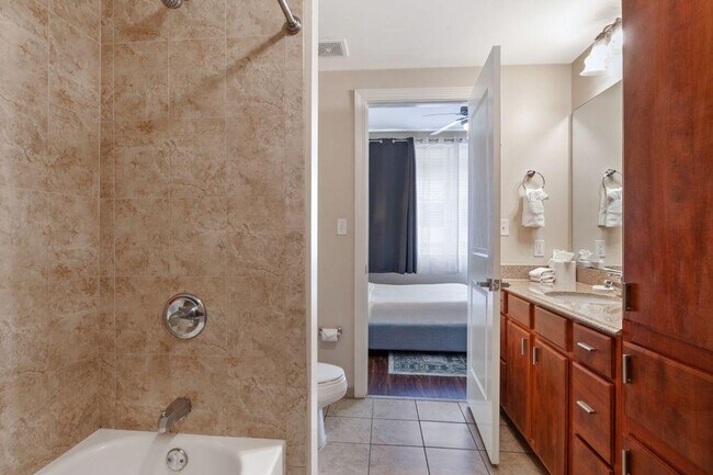 Building Photo - 925 Common St