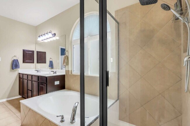 Building Photo - "Charming 3-Bed Oasis with 2.5 Baths in Sa...