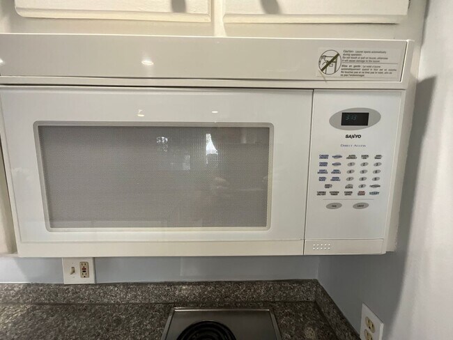 Building Photo - Studio Apartment - North Hollywood -Move I...