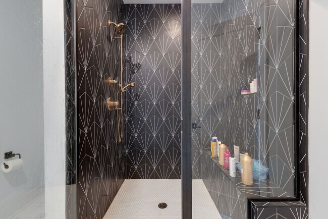 Building Photo - Great modern HPR with garage and view of the river!