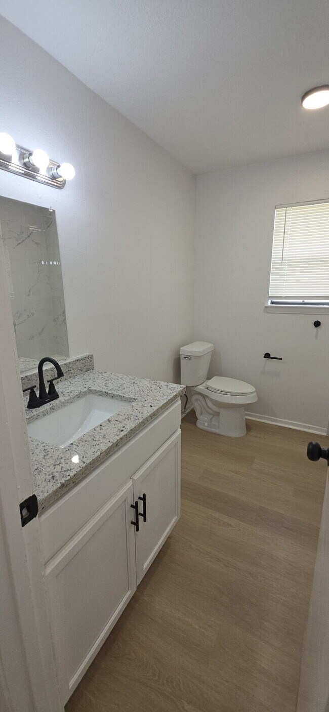 Building Photo - Beautifully remodeled first-floor condo with 2 bed & 2 bath