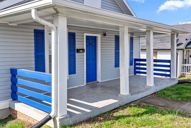 Building Photo - 2 Bedroom Pet Friendly Home For Rent Near APSU!