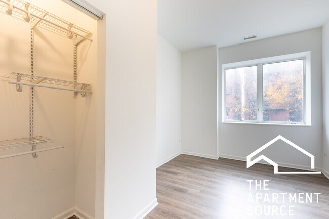 Building Photo - South Loop 3 bed 2 bath -- Updated Kitchen, HUGE Floorplan