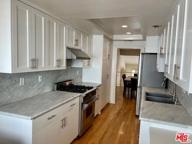 Building Photo - 1586 Palisades Dr
