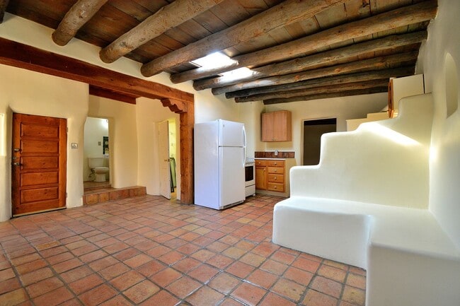 Building Photo - 142 Duran St