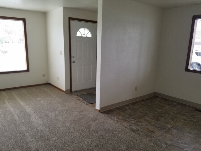 Building Photo - 2415-2425-2425 Wooddale Ave NE