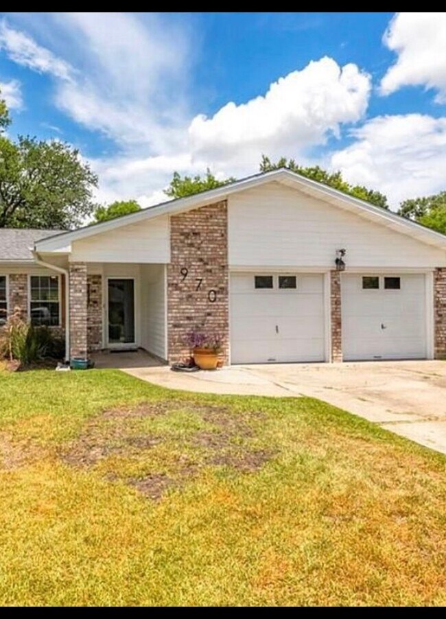 Building Photo - 970 Norwood Dr