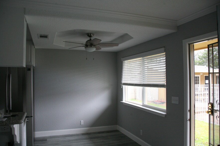 dining area - 2708 Wilson Ave