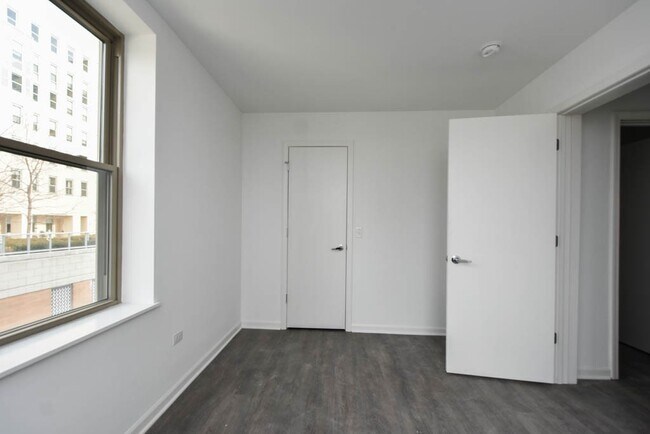Building Photo - 940 W Winona St