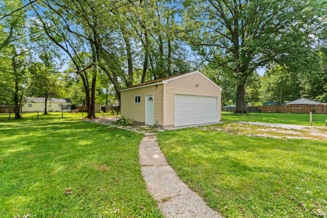 Building Photo - 1909 Mayfair Dr