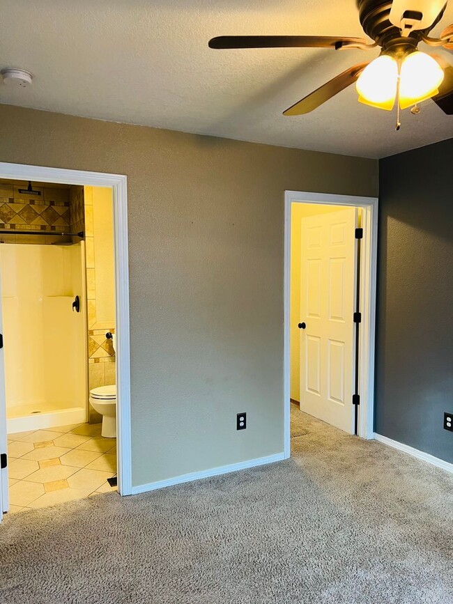 Building Photo - 3 Bed - 2 Bath - Fenced Yard