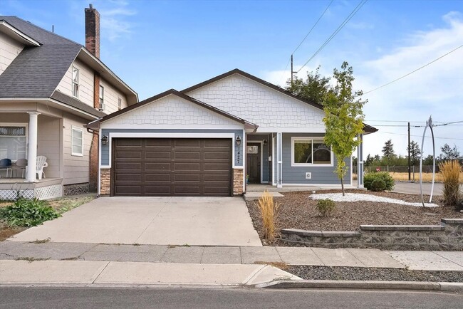 Building Photo - Now Available for Rent – Beautifully Upgra...