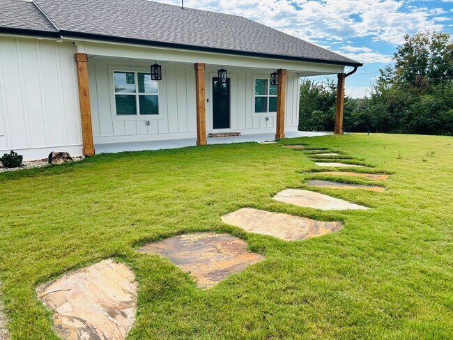 Building Photo - Stunning 4 bedroom 2.5 bath near Downtown Newnan! Must see!