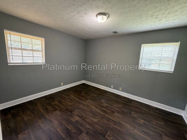 Building Photo - 1492 Waverly Way