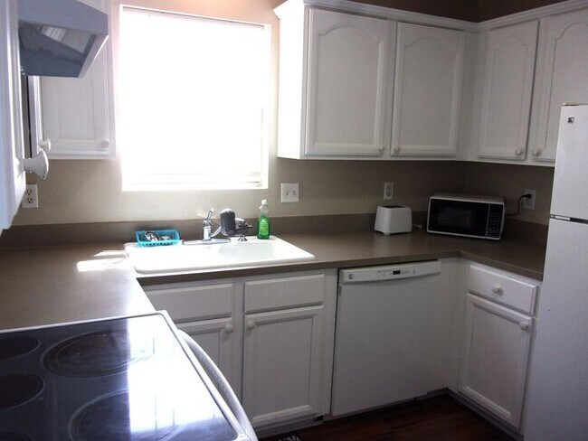 Building Photo - 2 Bedroom 2 Bath Duplex near Cherry Park