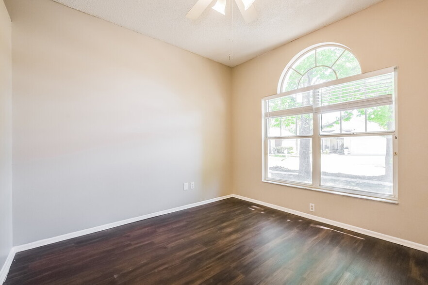 Building Photo - 83 Knights Hollow Dr