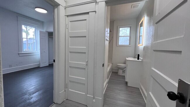 Building Photo - 1707 Holladay St