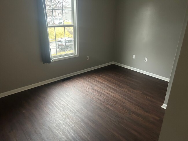 Building Photo - 4 Bedroom House