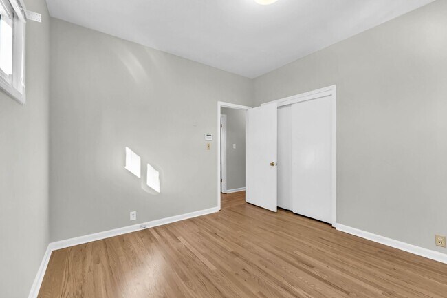 Building Photo - 780 Rossview Rd