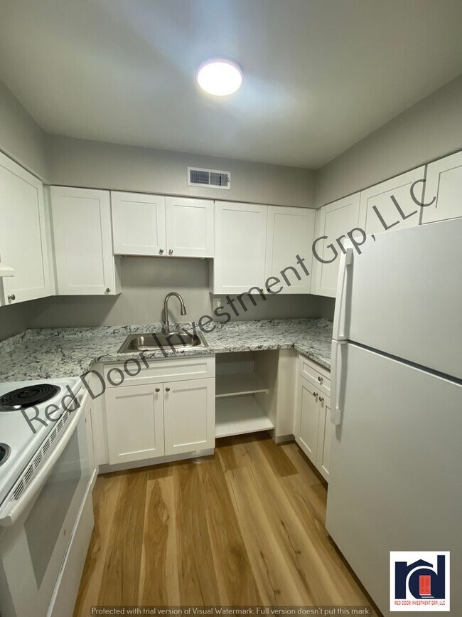 Building Photo - Upstairs 2/1 - Small Quiet Apartment Commu...