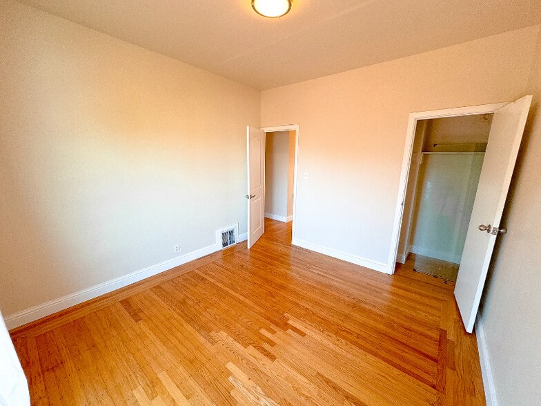 Building Photo - 472 Ramsell St
