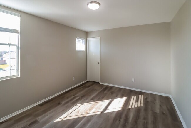 Building Photo - 121 Camellia Dr