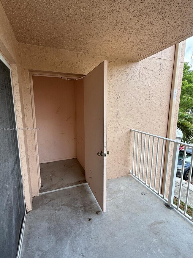 Building Photo - 10521 SW 158th Ct