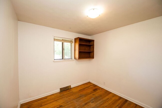 Building Photo - Charming 4 Bedroom, 1.75 Bath Brick Ranch Near Old Town!