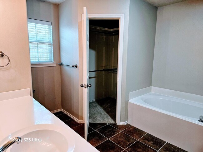 Building Photo - 9804 Ironton Ave