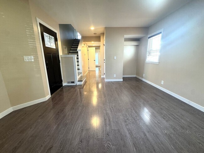 Building Photo - 3Bd/2.5Ba Seattle House