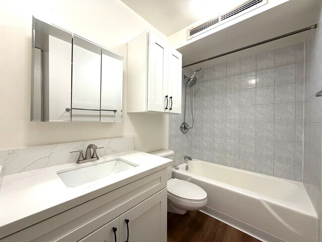 Building Photo - 1 Bedroom, 1 Bathroom, 1 Parking (Ala Wai Plaza)