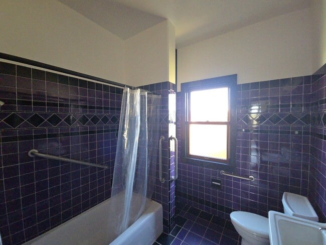 Building Photo - Distinctive Alton home offers charming living opportunity!