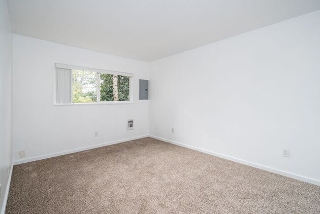 Building Photo - 2 bedroom in Roseway!! Pets OK!