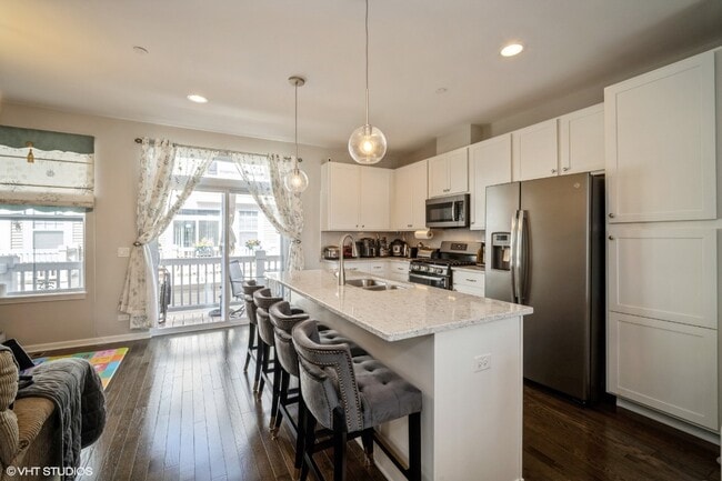 Building Photo - Lexington Circle West