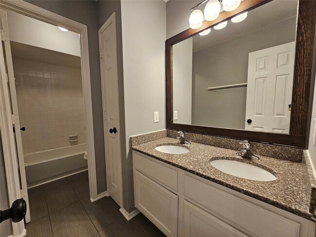 Building Photo - 15015 Dawnbrook Dr