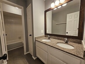 Building Photo - 15015 Dawnbrook Dr