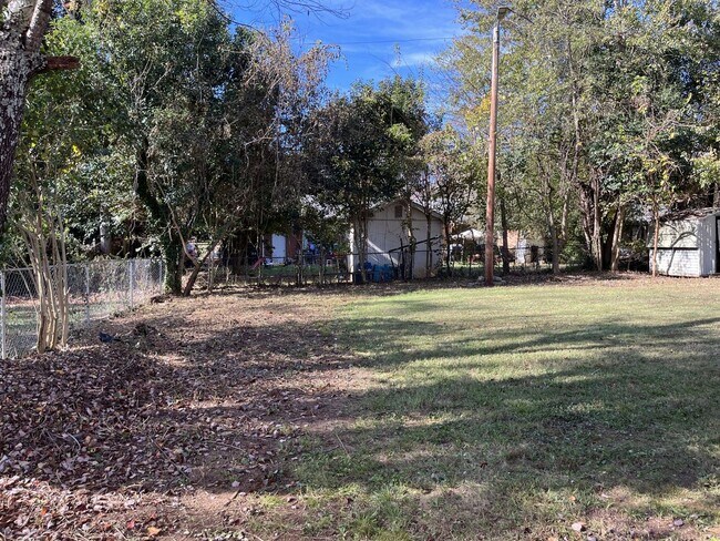 Building Photo - COMING SOON!!!  Spacious 2 Bed, 1 Bath Minutes from Uptown