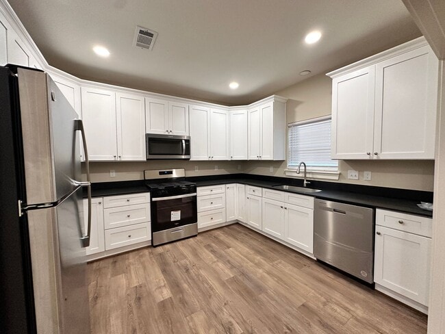 Building Photo - 3 Bed House Close to Historical Downtown Bryan