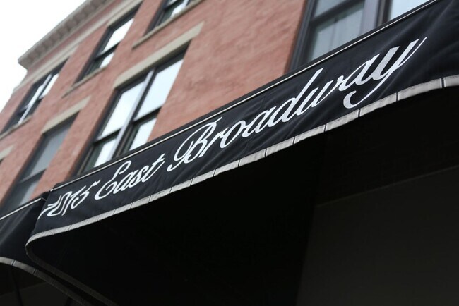 Building Photo - 3 bedroom, 2 bath apartment located in the...