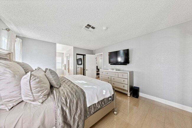 Building Photo - Fully furnished gorgeous Silverado Ranch home!