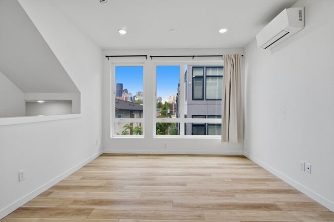 Building Photo - 3B3B cozy townhome