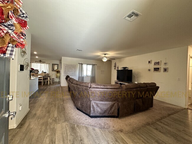 Building Photo - 6948 S Victor Dr